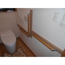 廊下とトイレ内に手すりの取付け工事を行いました。