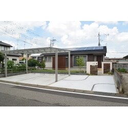 平屋建ての建物と調和する落ち着いたデザイン。
パッと目がいく門柱にはボーダーの天然石貼り材を使用。
門廻りは特にこだわりポイントが満載です。

味を出しつつキレイにしておきたい所はキレイに保てる、そんな外構となりました。