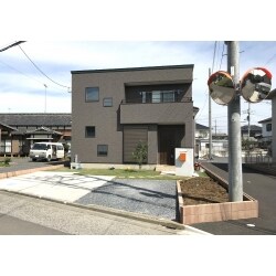 何気ない毎日にひとさじの彩りを。

ご家族こだわりの門柱が迎えてくれる、あたたかい空間が生まれました。