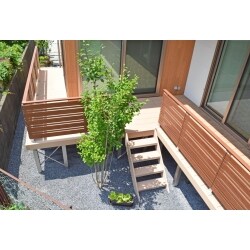 お部屋とお部屋、そしてウチとソトをつなぐ導線を意識したウッドデッキスペース。
暖かいライティングで夜もゆったりくつろげるスペースになりました。