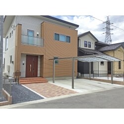 北側道路に面した住宅外構は、駐車場と南側のお庭が別々に確保出来る事もメリットの一つです。

使い勝手の良い駐車場をいかに無駄なく配置できるかもポイントになってきます。
