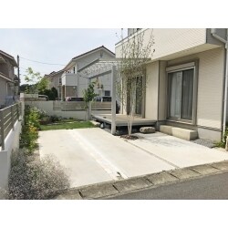 限られた空間の中で駐車スペース・庭スペース・テラス空間を実現しました。

お庭好きなお施主様の夢とこだわりが詰まった外構リフォームです。