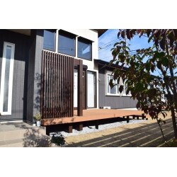 境界ではなくデッキ面に目隠しを設置したことで色々なメリットが生まれました。

圧迫感がなく視線も気にならない、のびのび過ごせるデッキ空間を確保しました。