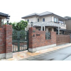 アプローチと庭はスッキリ舗装し、
さらに様々な素材を使い分けてデザイン性もアップしました。

飽きのこないデザインと日々の使い勝手を考えた
外構リフォームです。