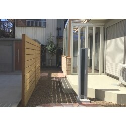 もともと雑草や植栽のないローメンテナンスガーデンへのリフォームをご希望されていたお施主様。

ご要望を叶えた上で「こんな庭にしたい！」よりも「どういう庭にしたら良いか？」というお悩みを解決するため、
ウチとソトの間「ガーデンルーム」のあるお庭での暮らしをご提案しました。