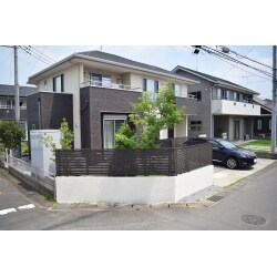 建物との調和がとれたセミクローズ外構