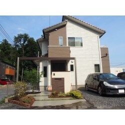 毎日通るアプローチ・門廻りをメインにプランしました。

道路が近いため、目隠しによる安心感とデザイン性の両立がポイントとなりました。