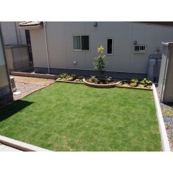 庭のお手入れの負担を軽減するため、花壇を設けて植栽スペースを明確にしました。

