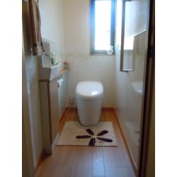 タンクレストイレはお掃除のしやすい形状なだけでなく、空間を広く感じさせてくれます。