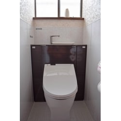 タカラスタンダード『 ティモニ 』
トイレ空間がスッキリ、スタイリッシュな収納一体型トイレです。
お手入れカンタンな高品位ホーロー床・壁パネルもご提案しました。