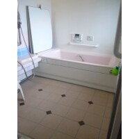 リラックス浴槽と明るい化粧台で健康効果!