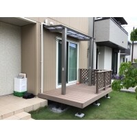 動線をつなぐウッドデッキ