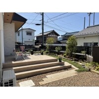 家族が集う タイルテラスのあるナチュラルガーデン