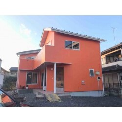 住まいの色を変えて、遠くから一目でわかる存在感を演出。