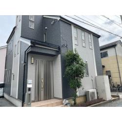 アステックペイント遮熱シリコン塗料を使用。スレートグレー色をメインで使用しアクセントにバーチグレー色を使用しています。