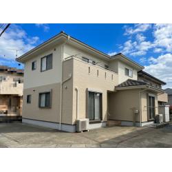 「アステックペイント 極コート無機塗料」色：1階部分 メリーノ 8084  2階部分ブロークンホワイト 8091使用しています。