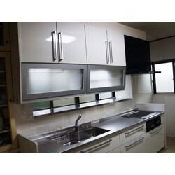 広々とした作業台と、シンクで作業しやすいだけでなく、汚れも付きにくいので、お掃除も楽々です。換気扇もすっきりとしたデザインで、お手入れも簡単！引き出し収納と天袋で、収納スペースもたっぷりです。
