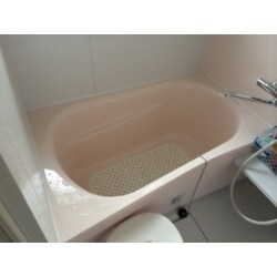 【お風呂　施工後】ユニットバス0.75坪タイプです。ピンク色の浴槽と、壁を一部アクセントパネルで浴槽と同じピンクにしました。一体感がでて、かつやわらかい雰囲気になりました。浴槽、床、壁すべて汚れが付きにくく、お掃除のしやすさも格段にアップしました。