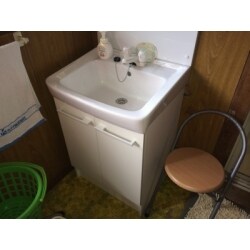 ミラーキャビネットと洗面台収納で、収納スペースが増えました。もしこれから収納を増やしたい場合でも、サイドキャビネットを増やしたりして、ご自宅事情に合わせてカスタマイズが可能です。照明もLEDで省電力、長寿命です。