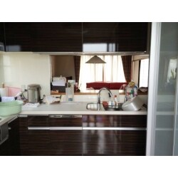 【キッチン　施工後】< L型キッチン > から < L型キッチン >へのリフォーム工事でした。
落ち着いた木目調の扉デザインとカラーで、施工前よりぐっとおしゃれになりました。