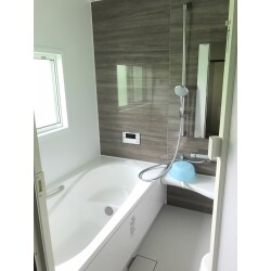 断熱性能・お手入れに優れたLIXILアライズ。ヒヤッとしない床に思わずホッとしてしまう洗い場に、湯舟はゆっりとくつろげる構造になっております。