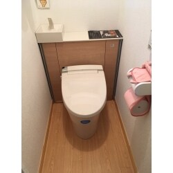 キャビネット付きのLIXILリフォレ。サッと必要なものを出し入れできる収納スペース、手洗い器付きです。また、LIXIL特有の「アクアセラミック」製トイレは汚れが付きにくい新素材となっております。