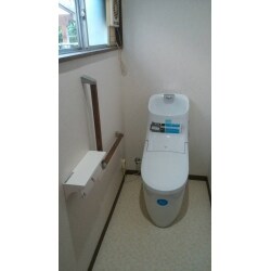 内装とトイレの交換工事を行いました。新品の白さをキープする、汚れにくい素材の「アクアセラミック製」のプレアス。手洗いボールは水はね防止に深くなっております。