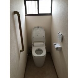 全自動の泡と水が洗浄してくれるトイレ。汚れが入る隙間もほとんどないデザインになっており、お掃除もらくらく。