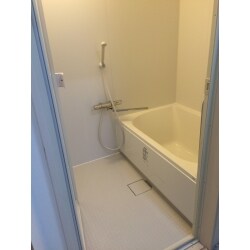 白を主調としたすっきりとした浴室になりました
水はけのよい洗い場の床や排水溝のお掃除が楽ちんの「くるりんポイ」。渦の力で手間なくきれいに保ちます。