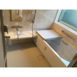 断熱性に優れたユニットバスです。またお掃除をするときも汚れがつきにくく、鏡前の置き台は取外し可能で、お手入れ楽々！