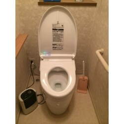 清潔と快適を極めたトイレです。自動で蓋もあき、汚れを付きにくくするために除菌ミストを自動で便器に吹きかける機能も付いております。