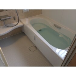 保温効果の高い浴室に生まれ変わりました。保温効果が高いだけでなく、お掃除などのお手入れも楽々！排水溝は髪の毛などのゴミも、綺麗にまとめて捨てることができる構造になっています。