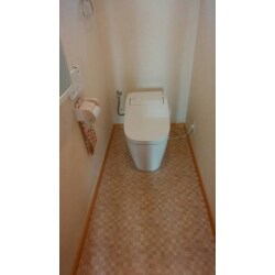 洗浄力と節水に優れたトイレの設置をしました。すっきりとしたデザインが特徴です。