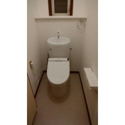 トイレの手洗い器が深い形状が特徴のトイレです。手を洗う時に、水が跳ねて水垂れや掃除の手間が省けます。