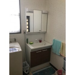 ボウルが広々した洗面化粧台。ボウルも広いので、水ハネもしにくくボウルが割れにくい人工大理石でできています。色々な機能は要らないけどシンプルに便利な洗面化粧台にしたいというかたにオススメです。