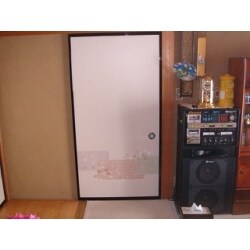 襖の張り替え工事を行いました。襖1枚の張り替え交換のご相談もさせていただきます。襖のお手入れとしては畳と同じように雑巾をかたく絞り、できるだけ水を含まないようにすることがポイントになります。