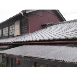 波板ポリカ施工後の写真です。簡易的な屋根としてガレージや小屋などに多く使われております。お問い合わせでは雪害で穴が開いてしまうというお声もいただきます。交換工事も承りますのでお気軽にご相談ください。