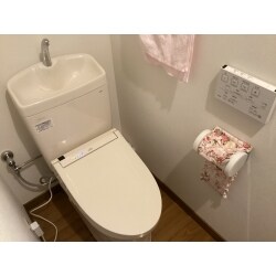 便器側面の凹凸をサイドカバーで覆い、見た目もすっきり。お手入れもしやすいトイレです。