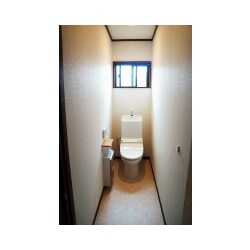 和式から洋式トイレのリフォームでしたが、トイレだけでなく天井とタイルの床と壁も一新して、掃除しやすく明るいトイレになりました！機能性もばっちりです。
