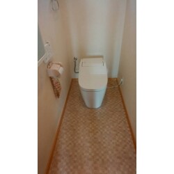 洗浄力と節水に優れたトイレの設置をしました。すっきりとしたデザインが特徴です。
