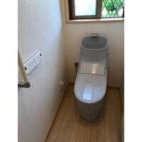 水ハネ防止構造の洗い場が特徴のトイレ