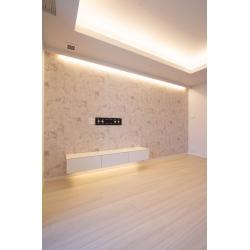 リビングの主役となるアクセントウォールには、アイカ工業の「セラール」石目調をセレクト。大判パネルならではの仕上がりが、空間に圧倒的な高級感をもたらします。