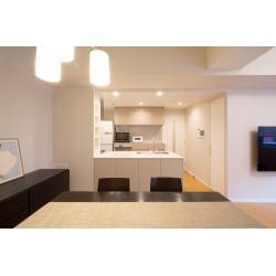 キッチンとダイニングの間仕切りを撤去。開放感あふれる空間へと生まれ変わり、料理中も家族とのつながりを感じられる住まいになりました。