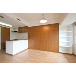 木目の家具とオープンキッチン