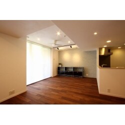 スポットライトに照らされたタイルが主役となり、落ち着きの中にもアクセントのある素敵なお部屋になりました。