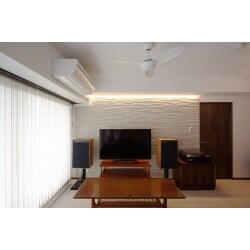 お客様がお持ちの音楽機器や家具が間接照明で照らされ、趣味に囲まれる素敵な空間に仕上がりました。
