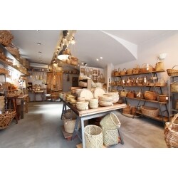 3年前にカゴとハンドクリームを扱う店舗の内装工事を承ったお客様より、今回移転オープンするにあたり再度お話しをいただきました。いろんな種類のカゴや暮らしの道具を陳列する棚を造作して、商品が映えるように意識しました。
