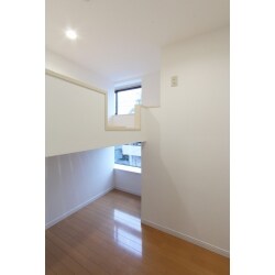戸建の三階部分をお嬢さま3人の為の空間としました。個室3部屋と3人で使えるWICを配置しました。