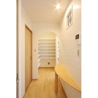 優しいウッディな空間とステンドグラス