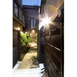 「京町家の路地裏」を思わせるエントランス。
お家の顔となる外構と玄関までのアプローチに、お客様のこだわりを凝縮しました。